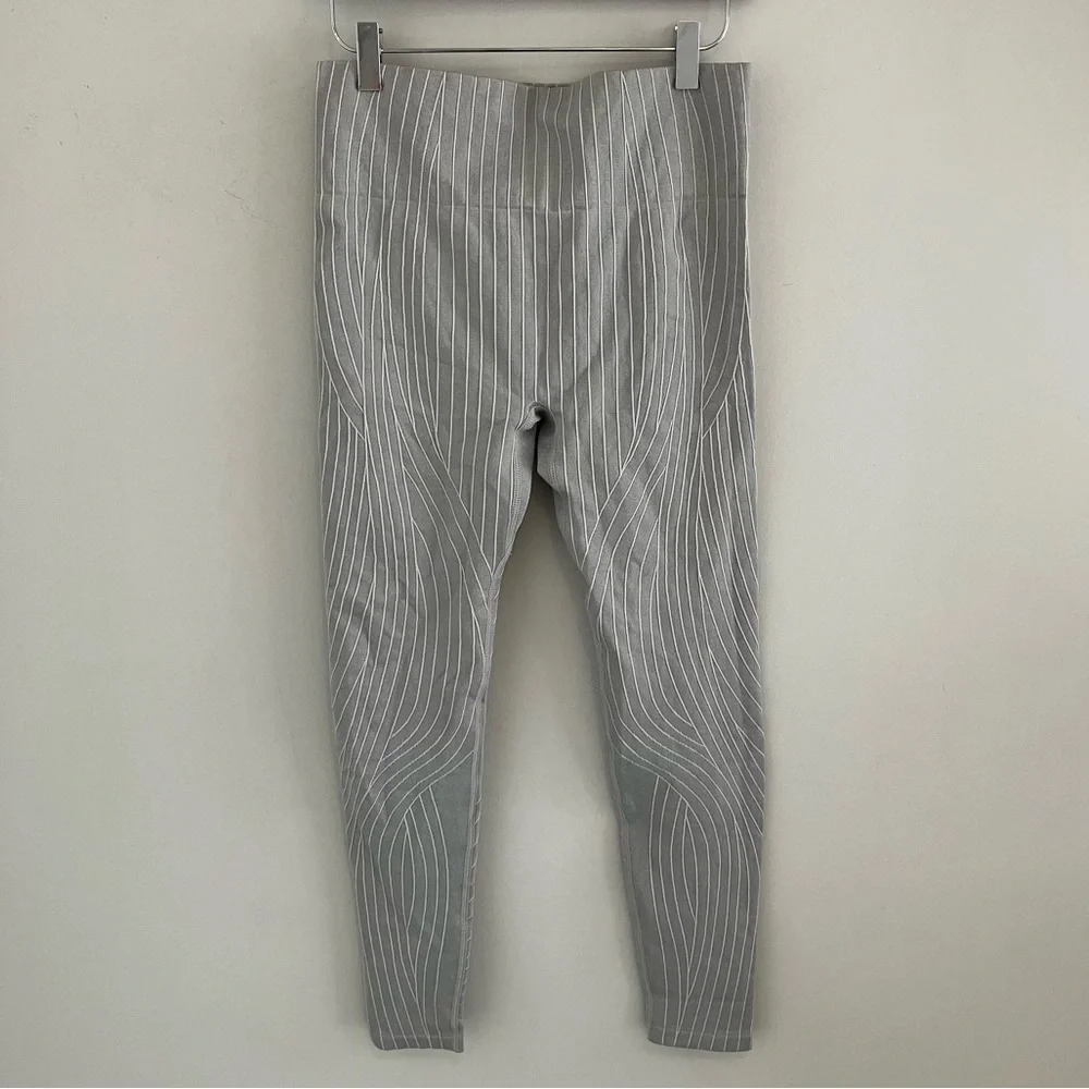 Fabletics Seamless High-Waisted Linework Leggings. - Picture 4 of 14